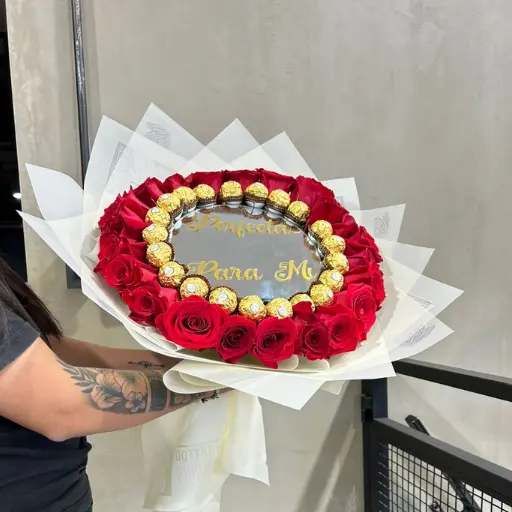 Ramo de rosas y bombones rocher con espejo personalizado